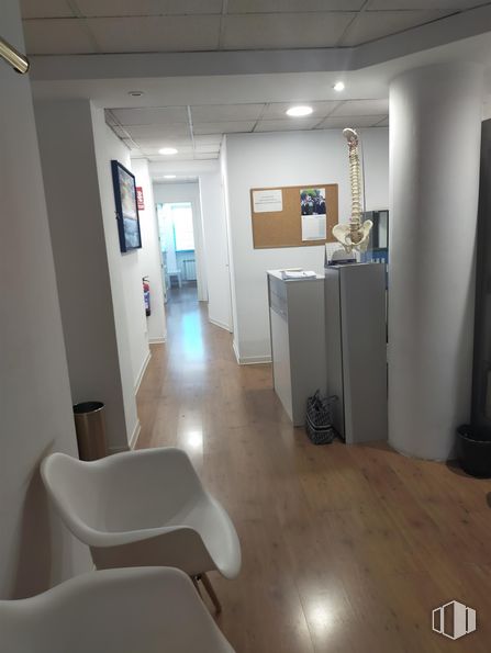 Local en venta en Calle José Arcones Gil, Ciudad Lineal, Madrid, 28017 con silla, edificio, madera, interiorismo, suelos, madera dura, accesorio, cortina, espacio y techo alrededor