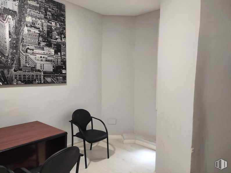 Office for rent at Pasaje San Ginés, Centro, Madrid, 28013 with chair, table, wall, interior design, flooring, floor, furniture, room, picture frame and design around