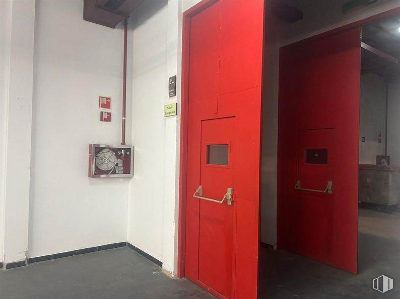 Nave en venta en Edificio Indubuilding Goico, Calle Vía de los Poblados, 17, Hortaleza, Madrid, 28033 con puerta, rojo, material compuesto, metal, diseño, puerta de casa, pintura y manija de la puerta alrededor