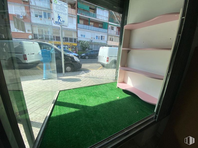 Retail for rent at Calle Camarena, La Latina, Madrid, 28047 with mirror, building, vehicle, car, window, fixture, motor vehicle, automotive lighting, tire and vehicle door around