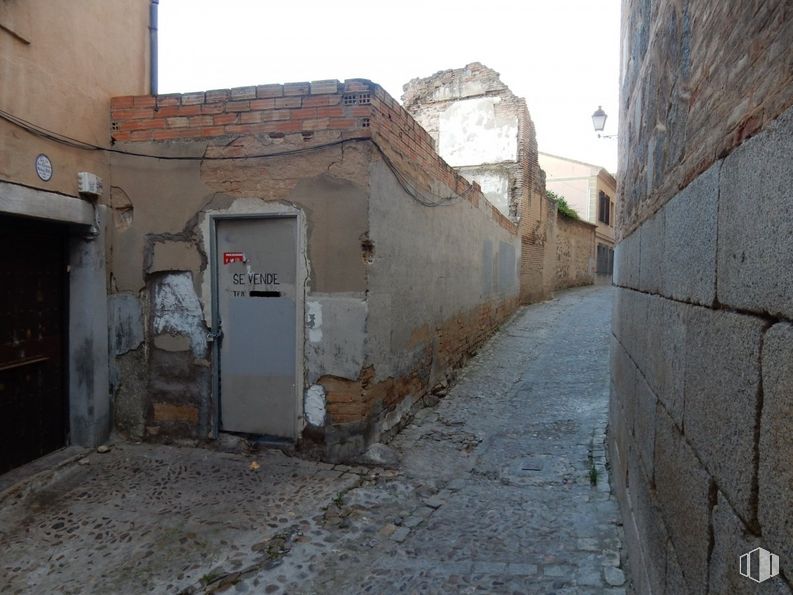 Land for sale at Casco Histórico, Toledo, 45002 with door, sky, road surface, alley, neighbourhood, road, gas, city, facade and fixture around