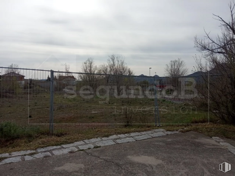 Land for sale at Calle Cruz Caídos, 12, Lozoyuela-Navas-Sieteiglesias, Madrid, 28752 with cloud, plant, sky, land lot, tree, fence, road surface, wire fencing, landscape and font around