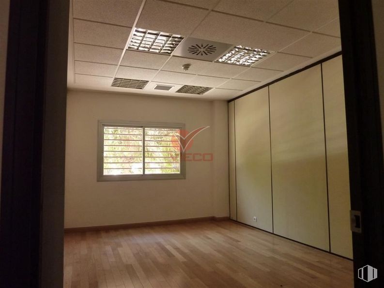 Retail for rent at Calle Fernando Zóbel, Cuenca, 16002 with window blind, wardrobe, building, window, fixture, door, house, wood, shade and flooring around