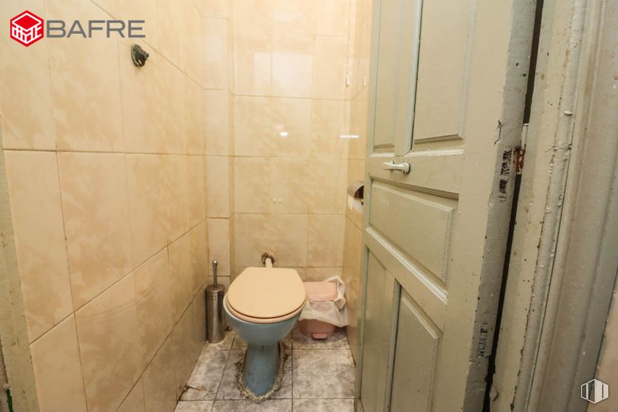 Retail for sale at Calle Gabino Jimeno, Usera, Madrid, 28026 with toilet, door, brown, toilet seat, bathroom, building, plumbing fixture, floor, flooring and wood around