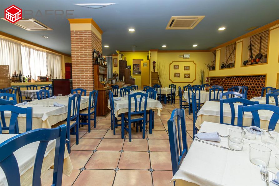 Local en venta en Zona Baunatal, San Sebastián de los Reyes, Madrid, 28700 con vajilla, silla, mesa, mesa de cocina y comedor, interiorismo, restaurante, techo, mantel, cafetería y ropa de cama alrededor