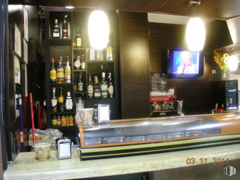 Local en venta en Calle de Joaquín Blume, 5, Móstoles, Madrid, 28935 con televisión, alumbrado, lámpara, establecimiento de bebidas, edificio, botella, barware, bebida alcohólica, estante y encimera alrededor