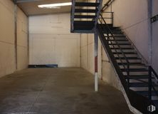 Industrial for rent at Calle Gaviotas, Pinto, Madrid, 28320 with flooring, floor, stairs, composite material, metal, building material, concrete, daylighting, basement and steel around