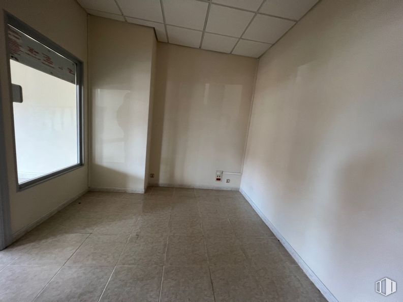 Local en venta en Zona Nueva Segovia, Segovia, 40006 con espejo, madera, accesorio, edificio, piso, pasillo, pavimento, techo, material compuesto y hormigón alrededor