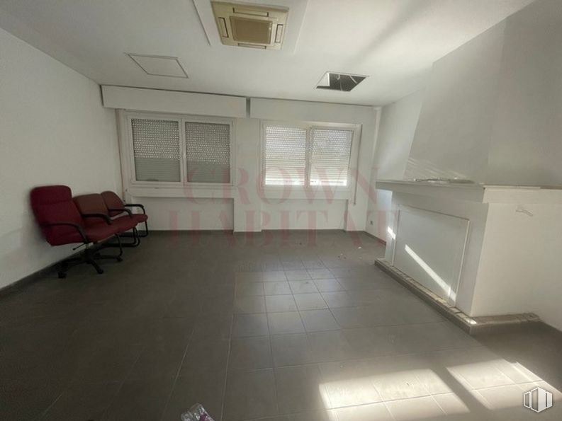 Nave en alquiler en Calle Moraleja de Enmedio, 10, Móstoles, Madrid, 28938 con silla, ventana, persiana de la ventana, edificio, accesorio, casa, diseño de interiores, piso, puerta y suelo alrededor