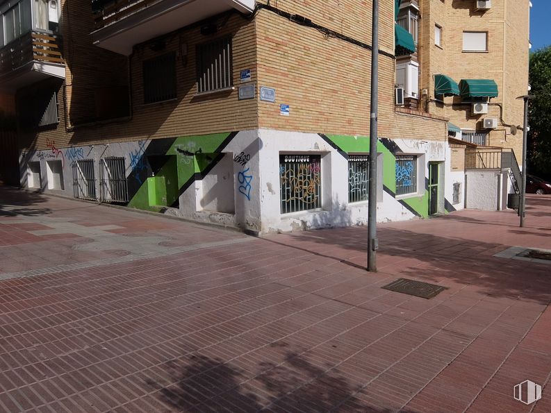 Local en alquiler en Calle María Auxiliadora, San Sebastián de los Reyes, Madrid, 28700 con ventana, edificio, superficie de carretera, asfalto, diseño urbano, sombra, línea, árbol, acera y carretera alrededor