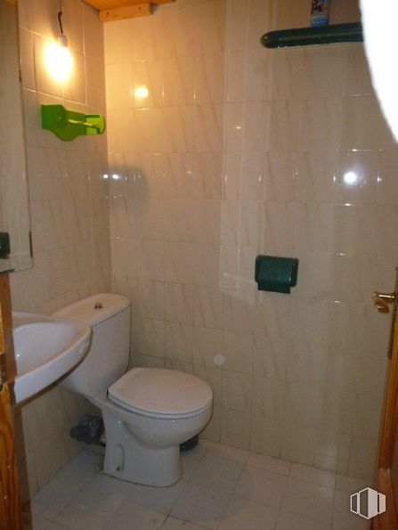 Retail for rent at Zona Estación, Las Rozas de Madrid, Madrid, 28230 with sink, toilet, lighting, brown, property, bathroom, fixture, building, purple and toilet seat around