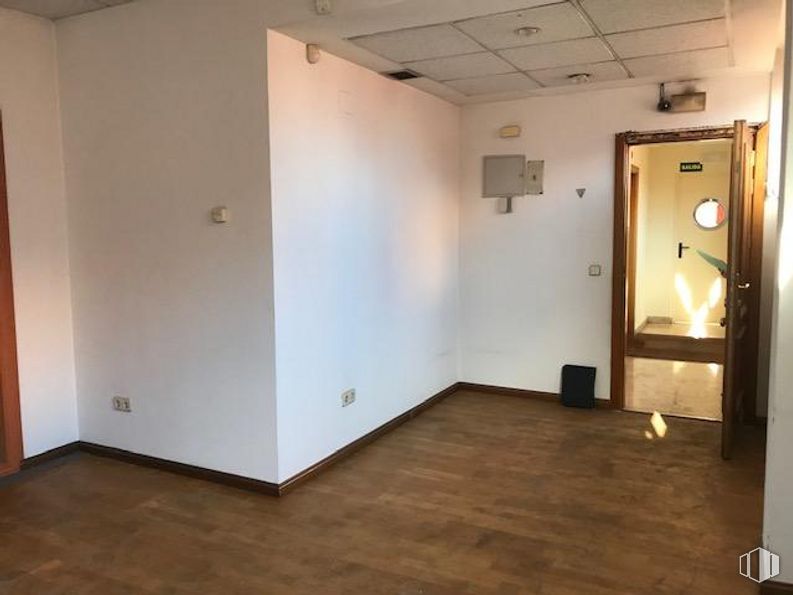 Office for sale at Zona Puente Alcocer, Villaverde, Madrid, 28041 with mirror, wood, floor, flooring, hall, fixture, building, door, hardwood and ceiling around