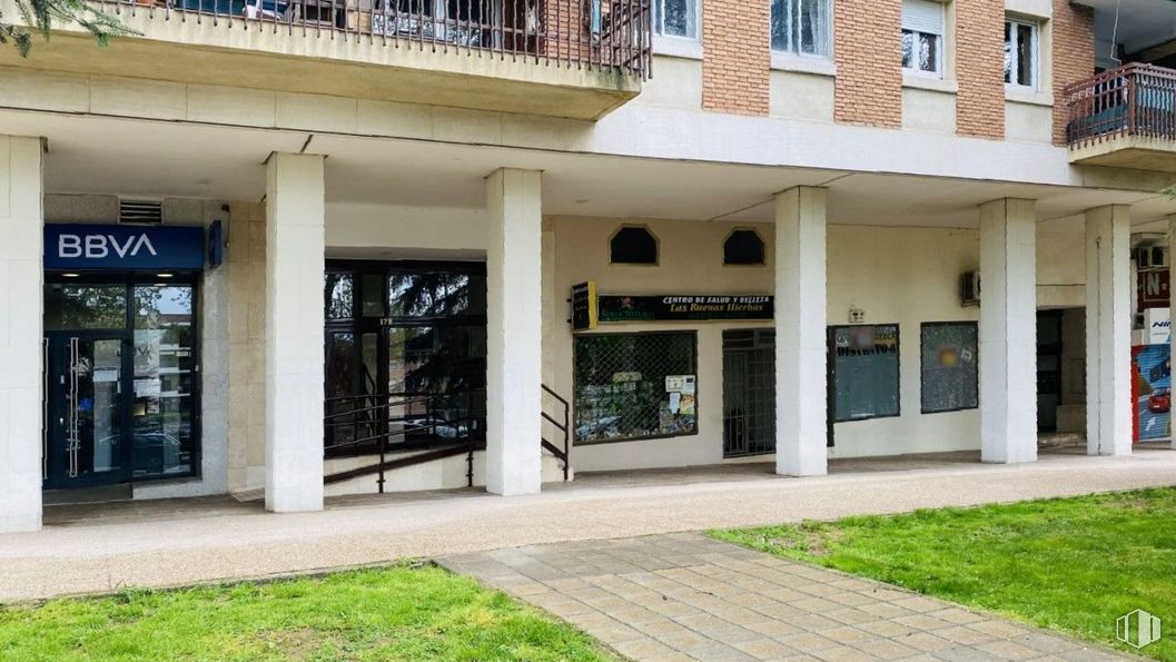 Retail for sale at Avenida del Ejército, 17, Guadalajara, 19003 with building, window, plant, door, architecture, shade, facade, fixture, apartment and grass around