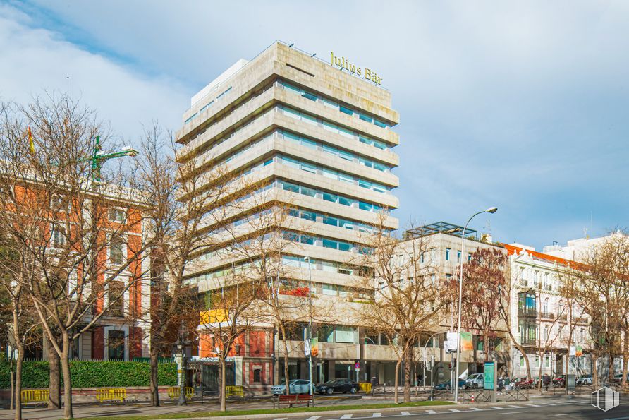 Oficina en alquiler en Paseo Castellana, 7, Chamberí, Madrid, 28046 con edificio, cielo, nube, día, planta, rascacielos, árbol, bloque de torre, infraestructura y luz de la calle alrededor