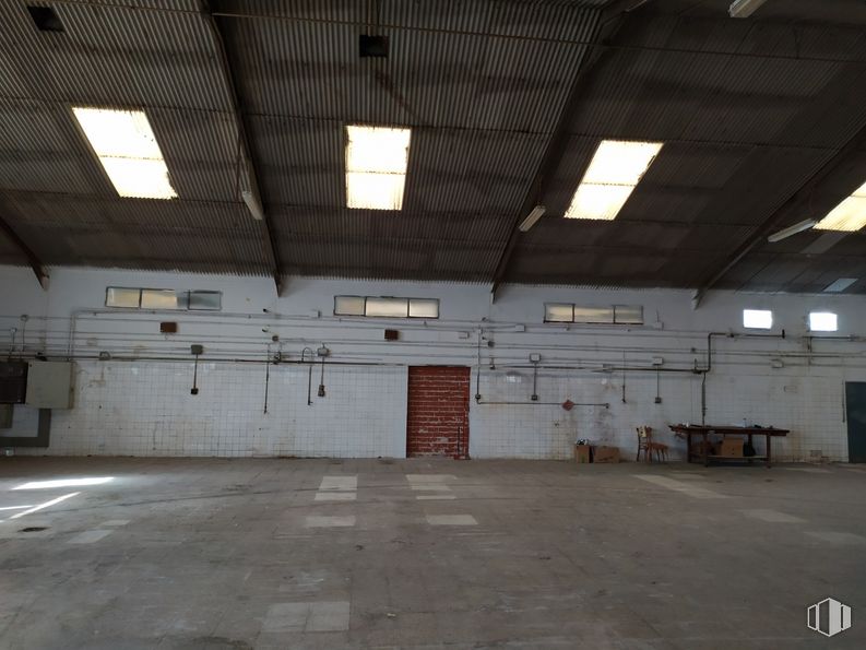 Industrial for sale at Calle Vega, 11, Morata de Tajuña, Madrid, 28530 with table, window, lighting, hall, building, flooring, floor, wood, composite material and asphalt around