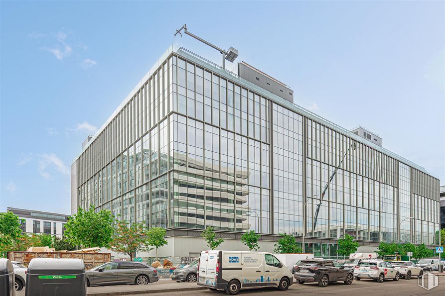 Office for rent at Boreal + Poniente, Calle Méndez Álvaro, 61, Arganzuela, Madrid, 28045 with car, van, building, sky, tire, wheel, tower block, vehicle, street light and cloud around