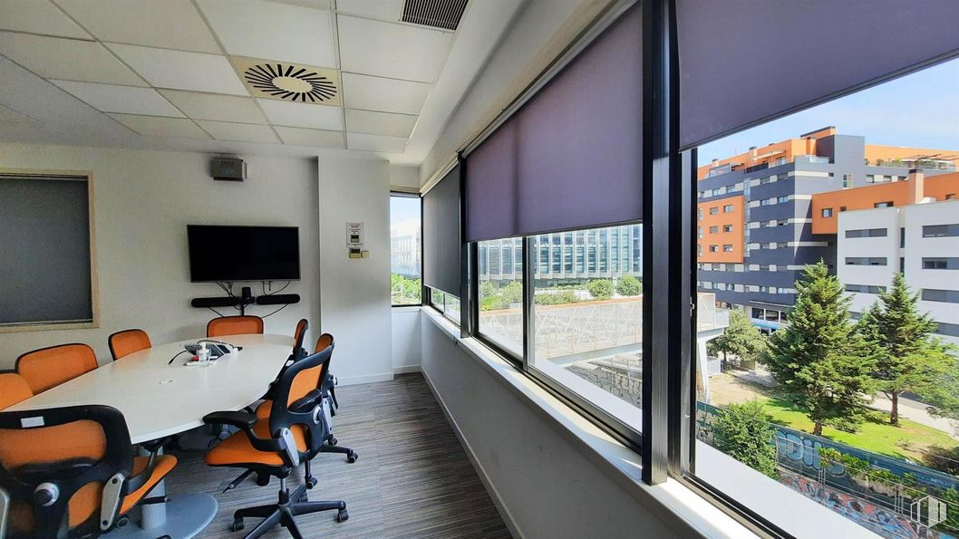 Office for rent at Zona Méndez Álvaro, Arganzuela, Madrid, 28045 with chair, television, building, plant, window, table, interior design, condominium, office chair and desk around