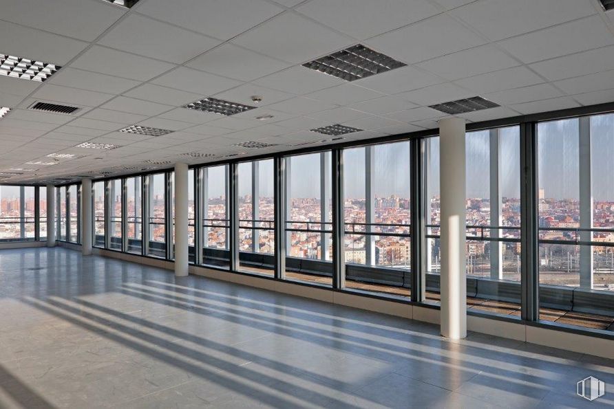 Oficina en alquiler en Torre Indocentro, Calle Retama, 7, Arganzuela, Madrid, 28045 con edificio, accesorio, ventana, suelo, piso, vidrio, ciudad, techo, edificio comercial y metal alrededor