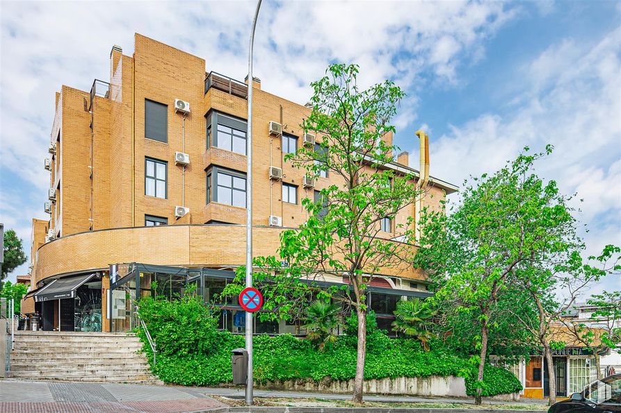 Local en alquiler en Calle Torrecilla del Puerto, 5, Ciudad Lineal, Madrid, 28043 con edificio, nube, cielo, planta, propiedad, ventana, árbol, diseño urbano, barrio y condominio alrededor