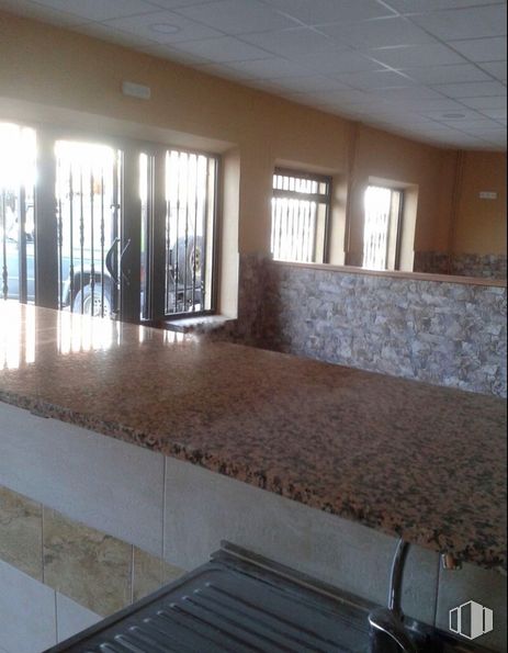 Retail for rent at Plaza España, 3, Santo Domingo de las Posadas, Ávila, 05292 with window, countertop, property, hall, fixture, floor, shade, flooring, line and building around