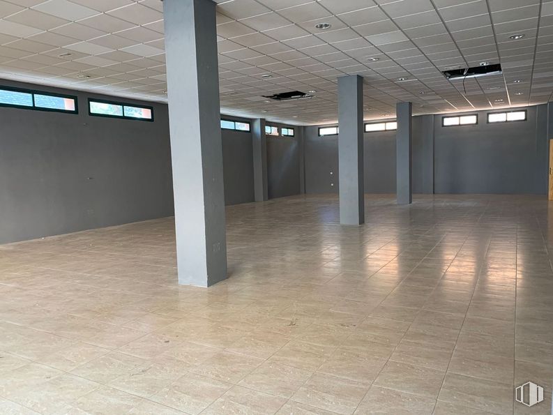 Retail for rent at Zona Las Pozas, San Lorenzo de El Escorial, Madrid, 28200 with window, lighting, fixture, hall, interior design, floor, flooring, wood, material property and ceiling around