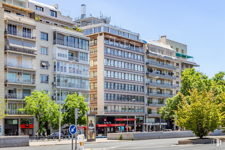 Oficina en alquiler en Paseo Castellana, 86, Chamartín, Madrid, 28046 con edificio, cielo, durante el día, propiedad, ventana, arquitectura, diseño urbano, planta, barrio y árbol alrededor