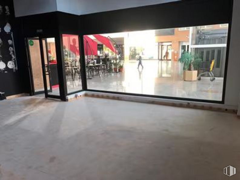 Local en alquiler y venta en Centro Comercial El Palacio, Carretera Majadahonda, 50, Boadilla del Monte, Madrid, 28660 con espejo, accesorio, suelos, suelo, planta, ciudad, vidrio, evento, limpieza y planta de interior alrededor