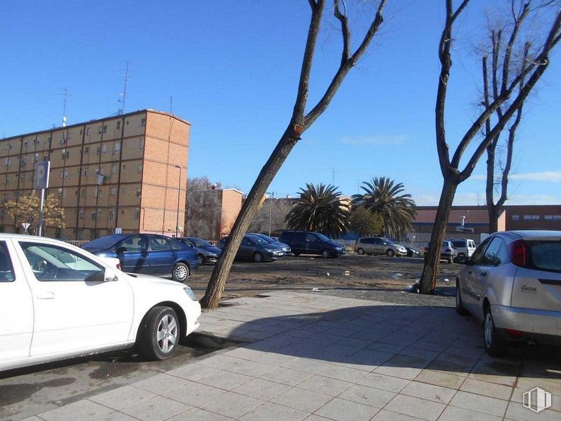 Land for sale at Calle Rocafort, 30, Villaverde, Madrid, 28021 with wheel, car, tire, building, automotive parking light, land vehicle, sky, vehicle, motor vehicle and hood around