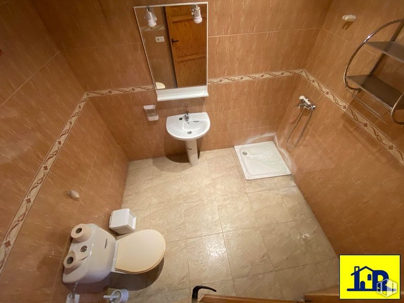 Industrial for sale at Polígono Sepes, Cuenca, 16004 with sink, plumbing fixture, toilet, bathroom, building, interior design, floor, flooring, toilet roll holder and wall around