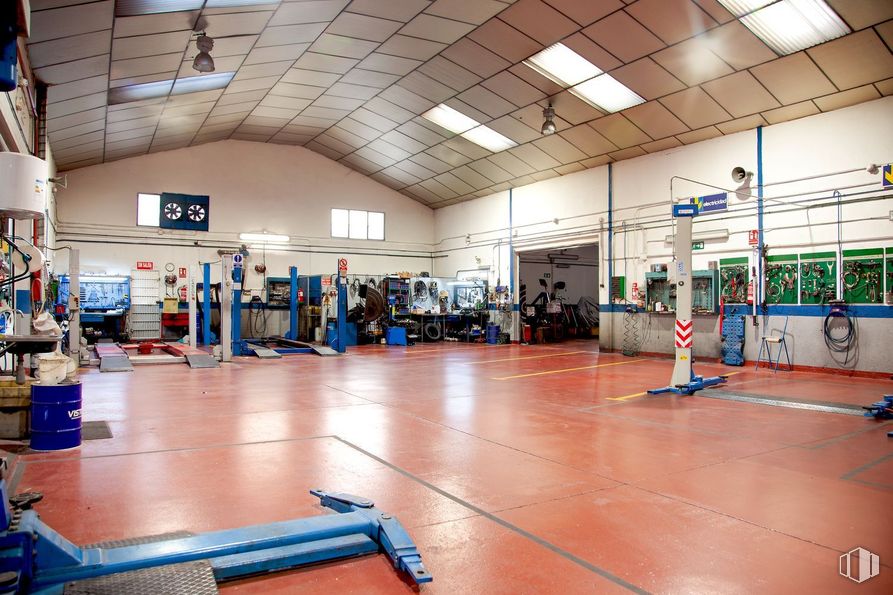 Nave en alquiler en Calle Galileo, 1, Fuenlabrada, Madrid, 28946 con equipamiento deportivo, pabellón, deporte en equipo, ocio, suelos, deportes, canasta de baloncesto, juego de pelota, evento de competición y hall alrededor