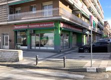 Retail for sale & for rent at Avenida Ejército, 42, Arganda del Rey, Madrid, 28500 with car, building, window, wheel, tire, street light, vehicle, urban design, road surface and sky around