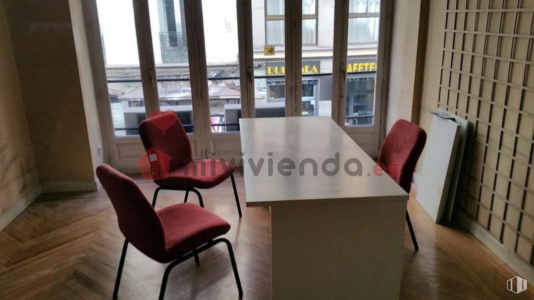 Oficina en alquiler en Calle Gran Vía, 15, Centro, Madrid, 28013 con silla, mesa, mueble, propiedad, accesorio, madera, ventana, suelo, piso y silla de oficina alrededor