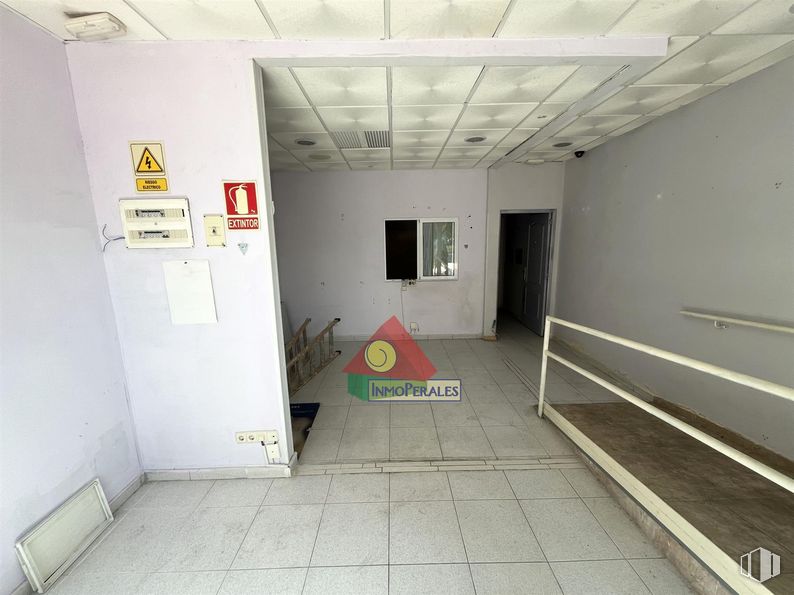 Local en venta en Zona Villayuventus - Renfe, Parla, Madrid, 28980 con accesorio, suelo, suelos, techo, material compuesto, hormigón, habitación, arte, simetría y iluminación natural alrededor