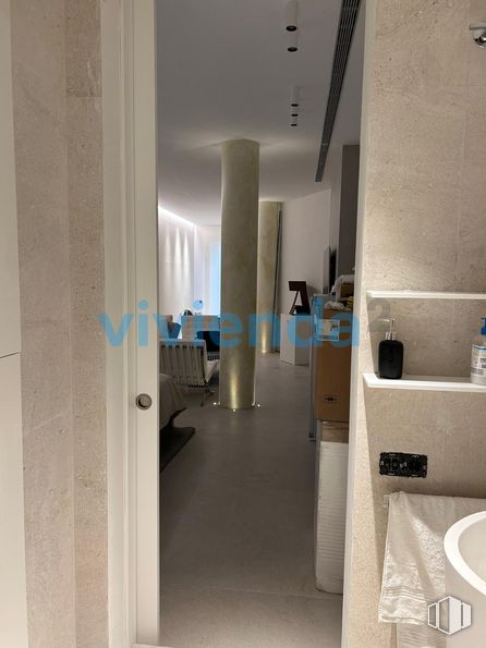 Oficina en venta en Calle Zorrilla, Centro, Madrid, 28014 con edificio, suelo, suelos, accesorio, diseño automovilístico, vidrio, madera, espacio, techo y suelo de baldosas alrededor