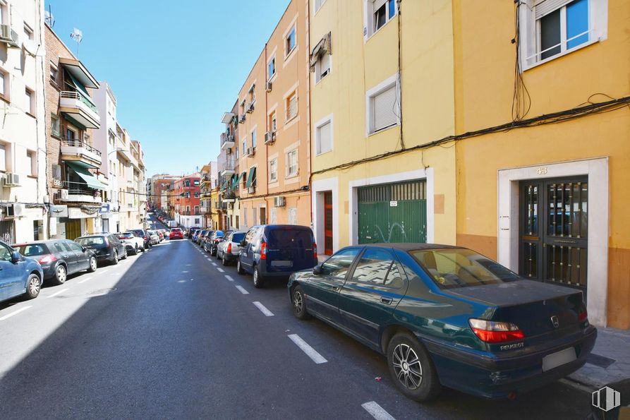 Local en venta en Puente de Vallecas - Entrevías, Puente de Vallecas, Madrid, 28018 con coche, ventana, neumático, rueda, edificio, vehículo terrestre, vehículo, matrícula del vehículo, iluminación del automóvil y cielo alrededor