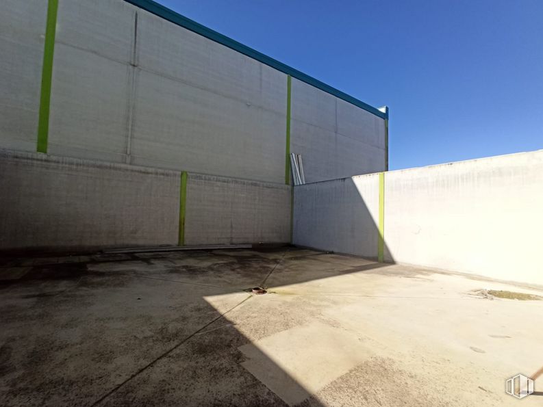 Industrial for sale at Polígono industrial Yuncos, Yuncos, Toledo, 45210 with sky, road surface, asphalt, rectangle, shade, composite material, tints and shades, wood, tar and facade around