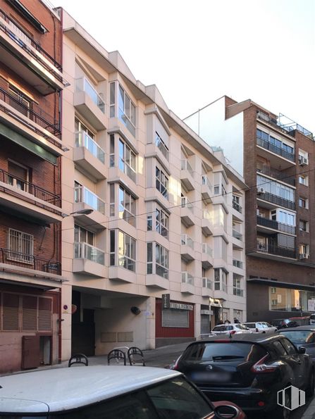 Retail for sale at Calle Fuenlabrada, Carabanchel, Madrid, 28019 with car, building, land vehicle, wheel, property, tire, vehicle, window, sky and automotive parking light around