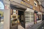 Retail for sale at Zona Comillas, Carabanchel, Madrid, 28019 with window, door, facade, logo, sidewalk, electronic signage, restaurant, night and sign around