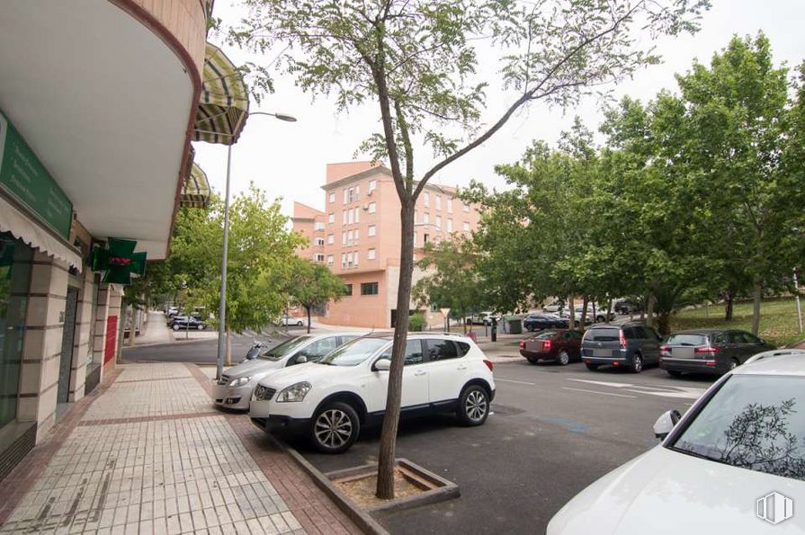 Retail for sale at Avenida de Europa, Toledo, 45003 with car, building, tire, land vehicle, wheel, vehicle, plant, sky, infrastructure and motor vehicle around