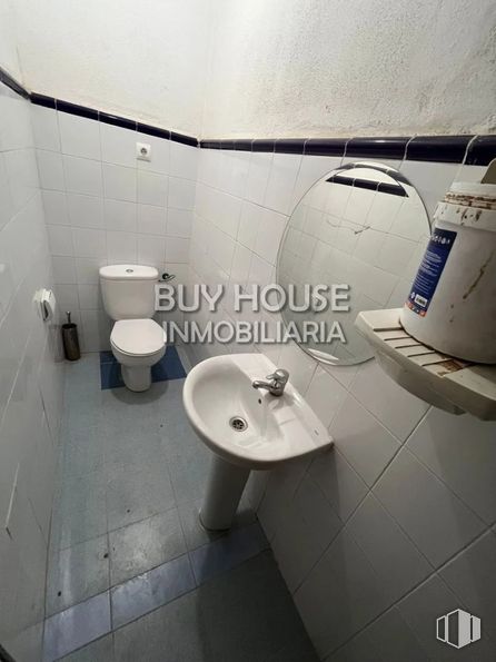 Industrial for sale & for rent at Avenida Gremios, Illescas, Toledo, 45200 with toilet, sink, floor, flooring, toilet seat, plumbing fixture, bathroom, tile, plumbing and tile flooring around