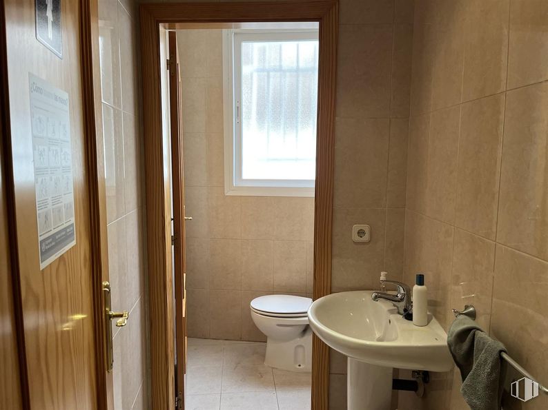 Industrial for sale at Camino Carrera, Fuente el Saz de Jarama, Madrid, 28140 with toilet, sink, window, brown, property, plumbing fixture, tap, bathroom sink, wood and fixture around