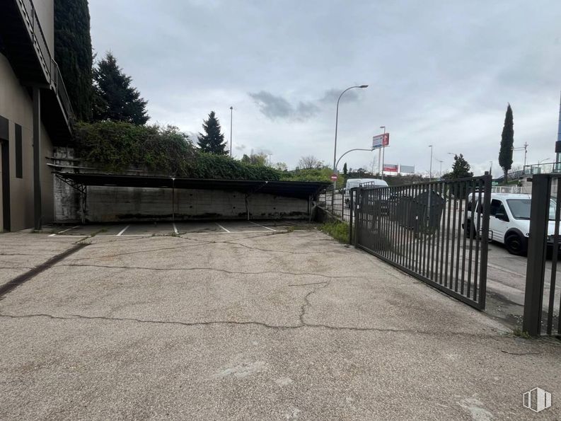 Industrial for rent at Carretera Fuencarral, Alcobendas, Madrid, 28108 with car, road surface, asphalt, automotive parking light, family car, parking, luxury vehicle, automotive tail & brake light, mid-size car and parking lot around