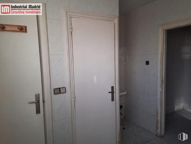 Industrial for sale at Polígono Industrial La Huerta, Velilla de San Antonio, Madrid, 28891 with door, handle, fixture, dead bolt, wood, household hardware, home door, building, automotive exterior and door handle around