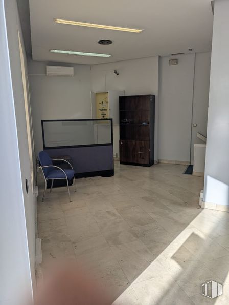 Retail for rent at Calle Canillas, 99, Chamartín, Madrid, 28002 with chair, light fixture, cupboard, lighting, cabinetry, flooring, floor, interior design, furniture and composite material around