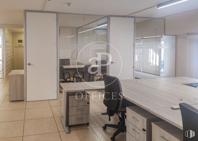 Oficina en alquiler en Zona San Sebastián de los Reyes, San Sebastián de los Reyes, Madrid, 28700 con puerta, silla, escritorio, archivador, lámpara, edificio, ebanistería, mueble, encimera y cocina alrededor