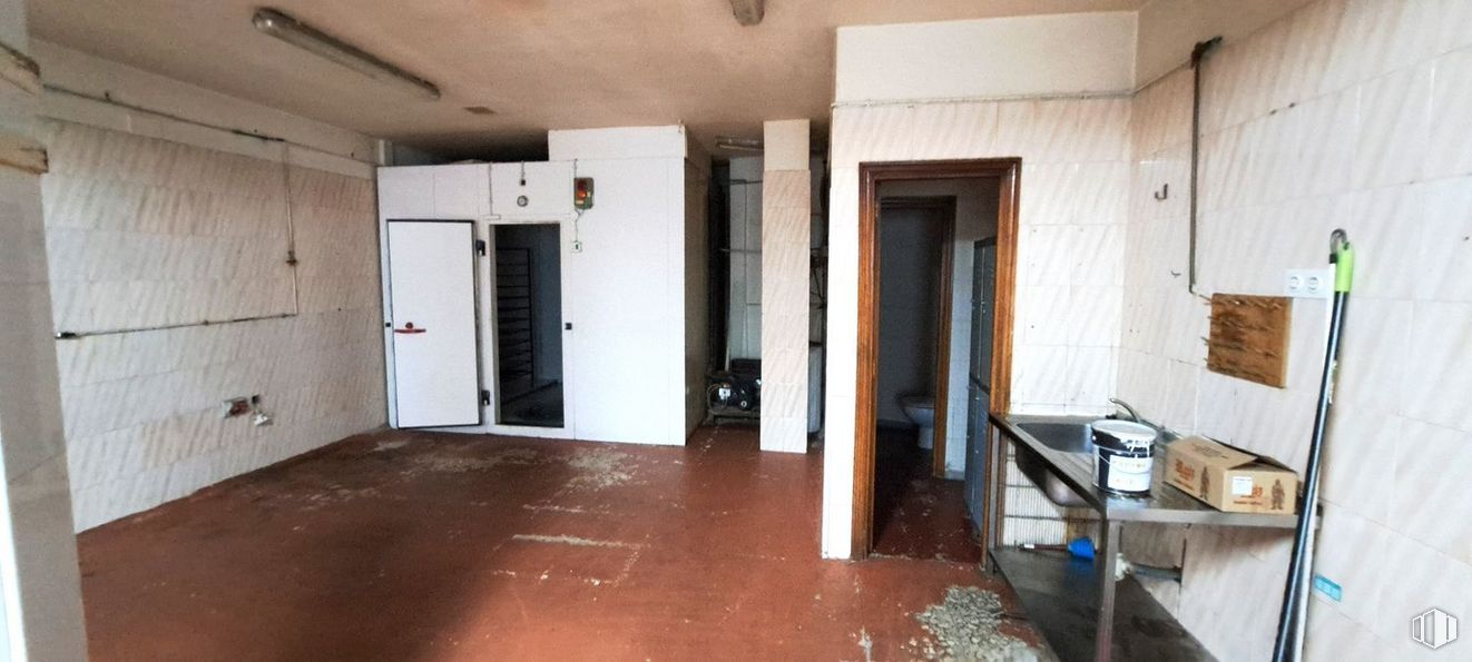 Retail for rent at Calle Panaderos, Manzanares el Real, Madrid, 28410 with door, fixture, wood, flooring, building, floor, building material, hall, hardwood and house around