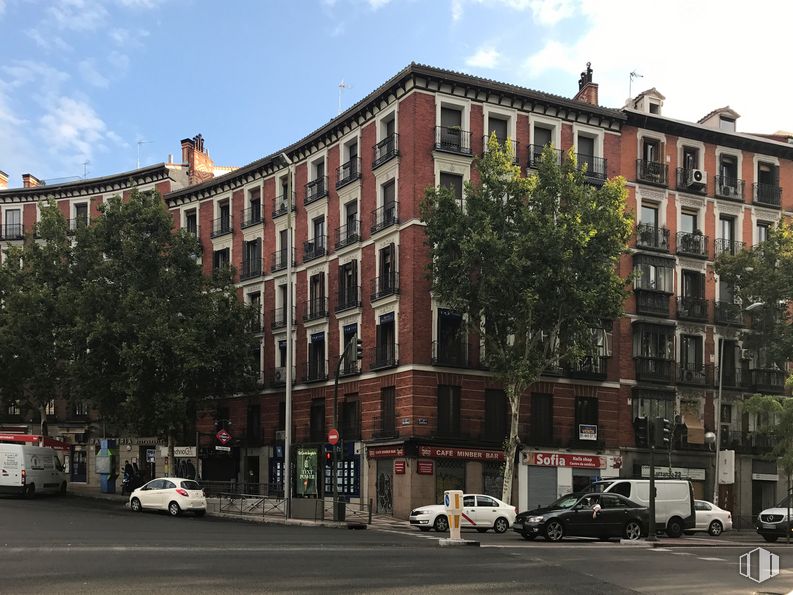 Local en venta en Glorieta Ruiz Jiménez, 5, Chamberí, Madrid, 28015 con edificio, coche, vehículo terrestre, cielo, rueda, nube, neumático, vehículo, ventana y árbol alrededor