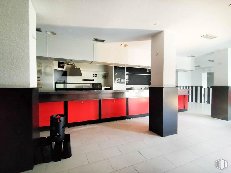 Local en venta en Zona San Juan Bautista, Ciudad Lineal, Madrid, 28043 con ebanistería, encimera, edificio, aparato de cocina, cocina, interiorismo, madera, suelos, cocina y suelo alrededor