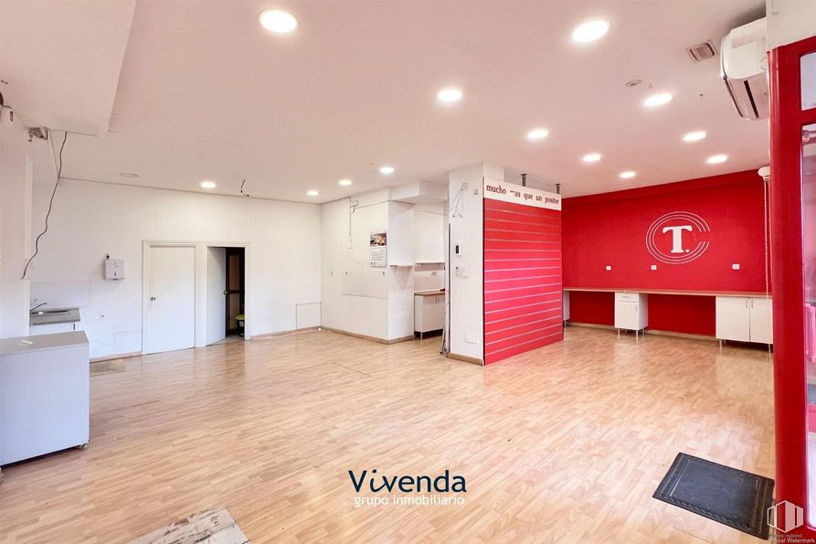 Local en alquiler en Calle Pintor Velázquez, Móstoles, Madrid, 28933 con rojo, suelos, suelo, interiorismo, techo, puerta, suelos de madera, hall, limpieza y suelo de baldosas alrededor