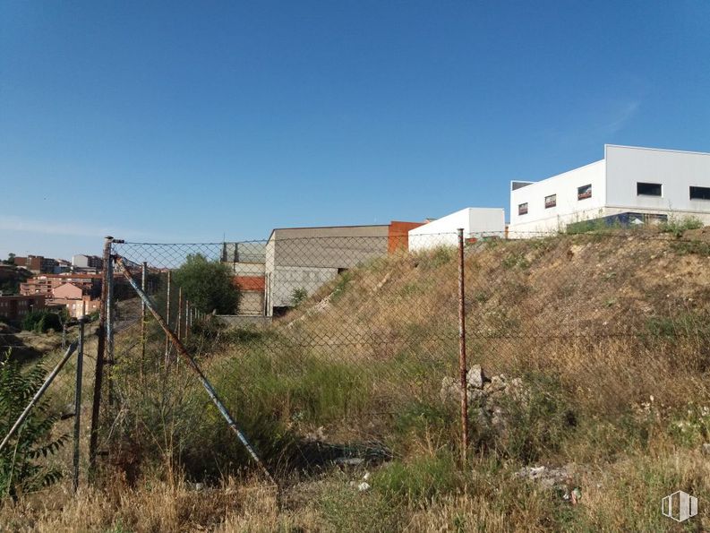 Land for sale at Polígono Industrial El Cerro, Segovia, 40006 with house, sky, plant, plant community, building, slope, window, land lot, landscape and residential area around